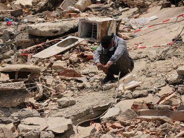 Un hombre se sienta entre los escombros dejados por los sismos en La Guaira, Venezuela, el lunes 29 de junio de 2026. AP/M. Delacroix