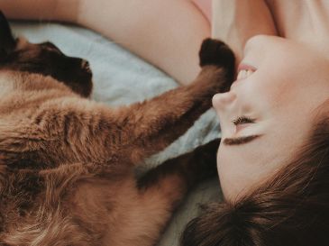 El vínculo con un perro o un gato no busca llenar un vacío, sino expresar la capacidad de cuidar y generar relaciones afectivas con otro ser sintiente. UNSPLASH
