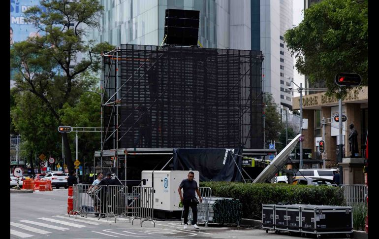 Ya se comenzaron a instalar pantallas y escenarios sobre la a07:25 p. m. 29/06/2026venida Paseo de la Reforma, a un día del partido México vs Ecuador. SUN/H. Salvador