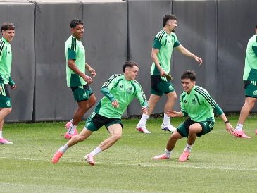 Entrenamiento de la selección mexicana previo al partido contra Ecuador. "Tenemos de todo, menos ansiedad o nerviosismo; al contrario", dijo el Vasco Aguirre. SUN/V. Rosas