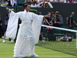 Naomi Osaka camina hacia el centro de la cancha vistiendo un kimono blanco antes de su partido de primera ronda ante la francesa Elsa Jacquemot. AP/M. Smiejkowska