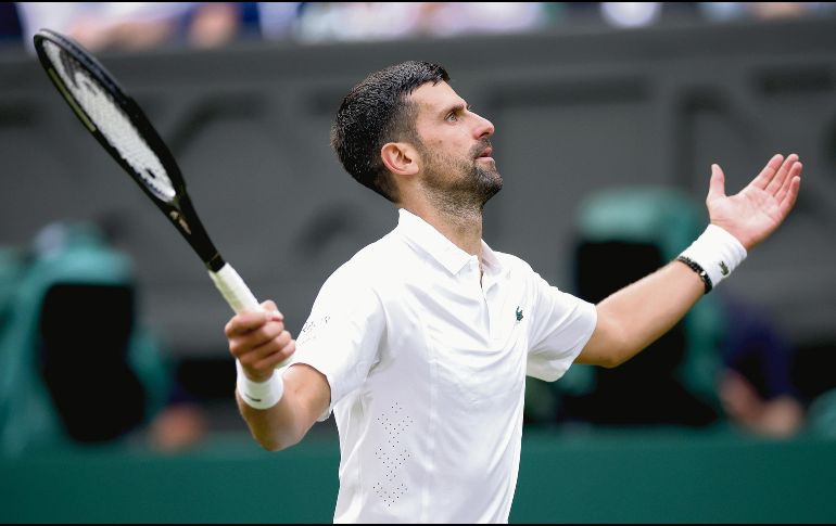 Novak Djokovic. El siete veces campeón del torneo respondió con su habitual temple para mantenerse en la competencia. EFE