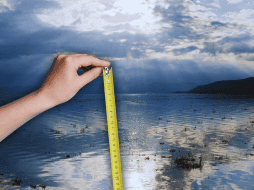 Aunque las lluvias locales son sumamente beneficiosas para el entorno, el verdadero motor histórico para la recuperación profunda del embalse jalisciense es, sin duda alguna, el caudaloso Río Lerma. ESPECIAL / CANVA