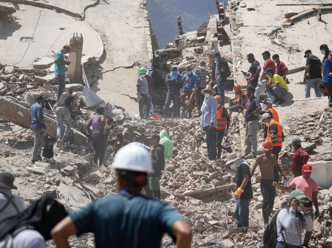 En el estado de La Guaira, la zona más afectada por la catástrofe, equipos de rescate nacionales e internacionales mantienen una intensa carrera contra el tiempo para encontrar personas con vida entre los escombros. EFE/ R. Peña