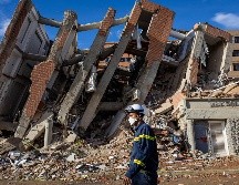 Un rescatista de Vietnam camina este martes frente a escombros de edificaciones destruidas en Catia La Mar, La Guaira, Venezuela. EFE/ M. Gutierrez