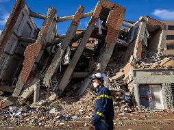 Un rescatista de Vietnam camina este martes frente a escombros de edificaciones destruidas en Catia La Mar, La Guaira, Venezuela. EFE/ M. Gutierrez