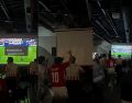 Un corte de transmisión en pleno penal desató la frustración y luego el festejo de aficionados paraguayos. X/@SantiRavidlasPy/ESPECIAL