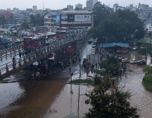 Edificios enteros y carreteras quedaron sumergidos en Acra, la capital de Ghana, lo que dejó desoladoras imágenes. EFE/F. Kporfor