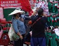 Además de mercancía alusiva al Mundial 2026, vendedores ambulantes aprovechan para vender cervezas cerca del FIFA Fan Fest. SUN/F. Rojas