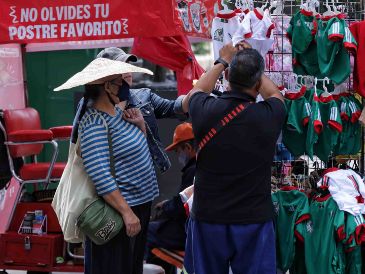 Además de mercancía alusiva al Mundial 2026, vendedores ambulantes aprovechan para vender cervezas cerca del FIFA Fan Fest. SUN/F. Rojas
