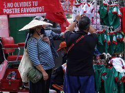 Además de mercancía alusiva al Mundial 2026, vendedores ambulantes aprovechan para vender cervezas cerca del FIFA Fan Fest. SUN/F. Rojas