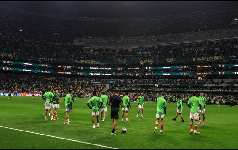 La afición respondió con una gran ovación cuando México salió a calentar tras el retraso del partido. EL INFORMADOR/ A. NAVARRO.