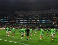 La afición respondió con una gran ovación cuando México salió a calentar tras el retraso del partido. EL INFORMADOR/ A. NAVARRO.