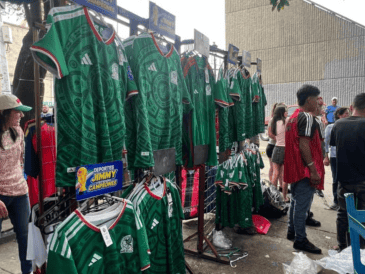 En los puestos y tianguis, la playera verde de la Selección Mexicana se agotó este martes. ESPECIAL