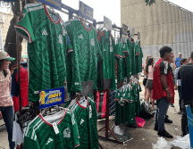 En los puestos y tianguis, la playera verde de la Selección Mexicana se agotó este martes. ESPECIAL