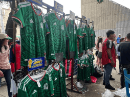 En los puestos y tianguis, la playera verde de la Selección Mexicana se agotó este martes. ESPECIAL