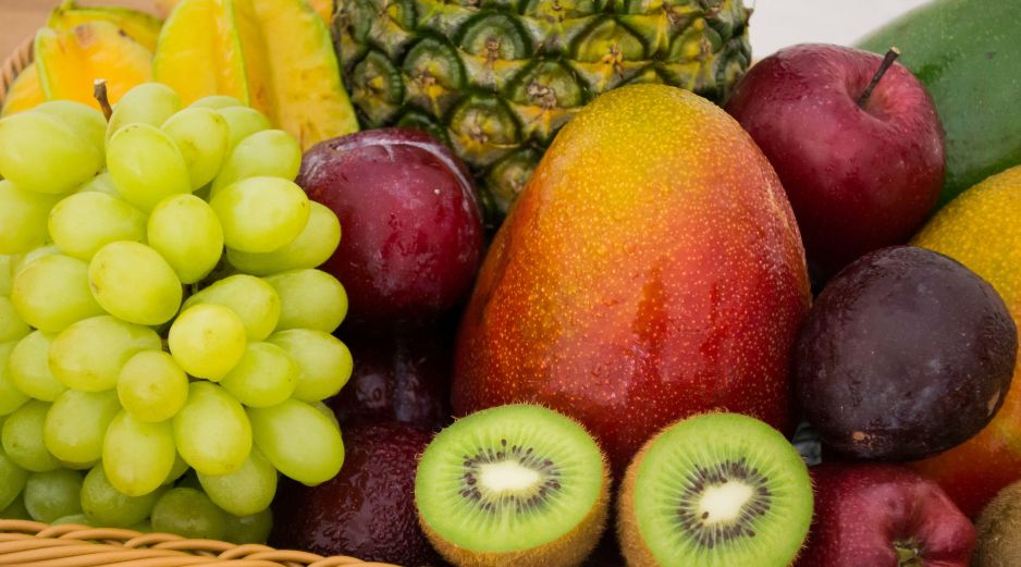 La rotación de estas frutas garantiza una ingesta diversa de nutrientes, fortaleciendo el sistema inmunológico y previniendo deficiencias nutricionales a largo plazo. UNSPLASH