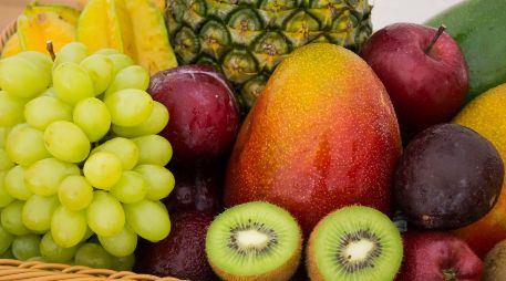 La rotación de estas frutas garantiza una ingesta diversa de nutrientes, fortaleciendo el sistema inmunológico y previniendo deficiencias nutricionales a largo plazo. UNSPLASH