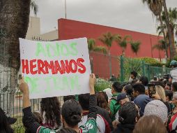 Aficionados despiden a los jugadores de Irán en Tijuana. EFE /Joebeth Terríquez