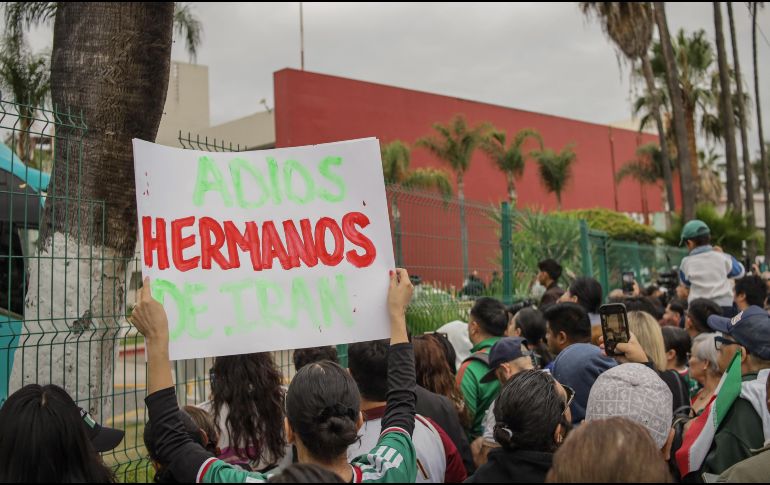 Aficionados despiden a los jugadores de Irán en Tijuana. EFE /Joebeth Terríquez