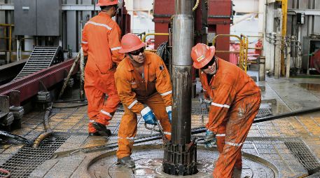 La apreciación del peso frente al dólar fue uno de los factores que afectaron los ingresos del petróleo. AP