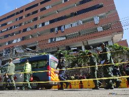 Personal medico y rescatistas realizan el rescate de Hernán Gil tras los terremotos de la semana pasada, este miercoles en Caracas, Venezuela. EFE/ M. Gutiérrez