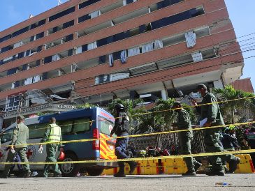 Personal medico y rescatistas realizan el rescate de Hernán Gil tras los terremotos de la semana pasada, este miercoles en Caracas, Venezuela. EFE/ M. Gutiérrez