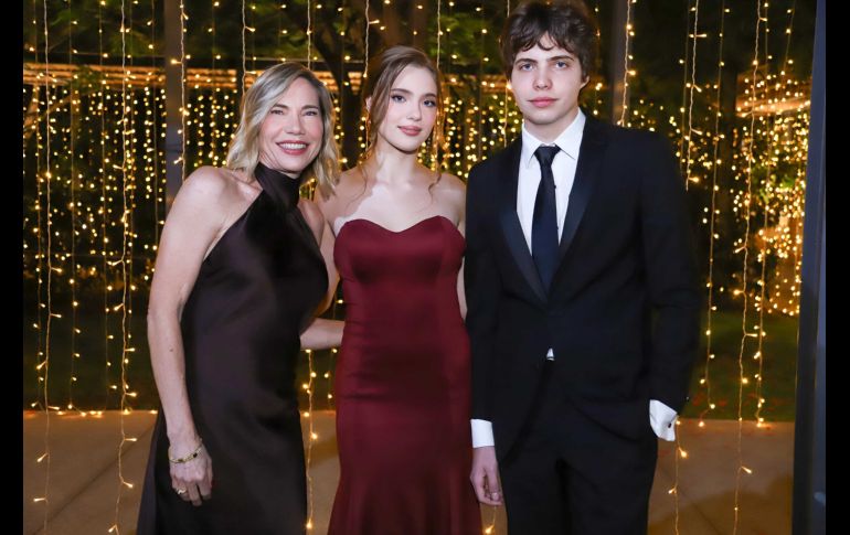 Judith Fuchtjoahann, Tess Castellanos y Oliver Castellanos. GENTE BIEN JALISCO / Graduación del Canadian School Class of ’26