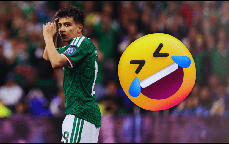 Gilberto Mora le tocó salir al campo acompañado de uno mucho más alto que él, algo que al salir en redes sociales desató risas. EFE / J. Méndez
