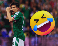 Gilberto Mora le tocó salir al campo acompañado de uno mucho más alto que él, algo que al salir en redes sociales desató risas. EFE / J. Méndez