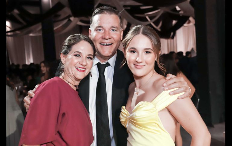 Celina Camarena, Raymundo y Michelle Tostado. GENTE BIEN JALISCO / Graduación del Colegio Los Altos