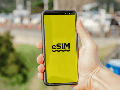 Antes de cambiar de tecnología o contratar una nueva línea, conviene verificar que el dispositivo sea compatible con eSIM y mantenerse al tanto de los requisitos establecidos por la autoridad correspondiente. CANVA