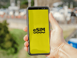 Antes de cambiar de tecnología o contratar una nueva línea, conviene verificar que el dispositivo sea compatible con eSIM y mantenerse al tanto de los requisitos establecidos por la autoridad correspondiente. CANVA