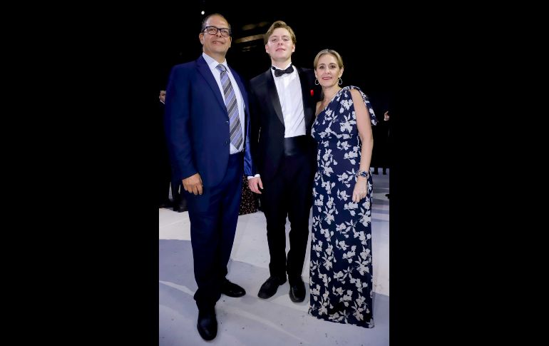 Máximo y Guillermo Gayosso con Aline López de Cima. GENTE BIEN JALISCO / Revista del 3 de julio 2026