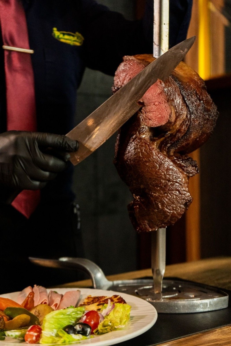 &nbsp;Ofrece barra de ensaladas, cortes de carne al carbón servidos en espadas directo a tu mesa 