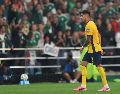 Cubrirse la boca durante una discusión ahora puede dejar a una selección con un jugador menos durante el partido. AP/E. Verdugo