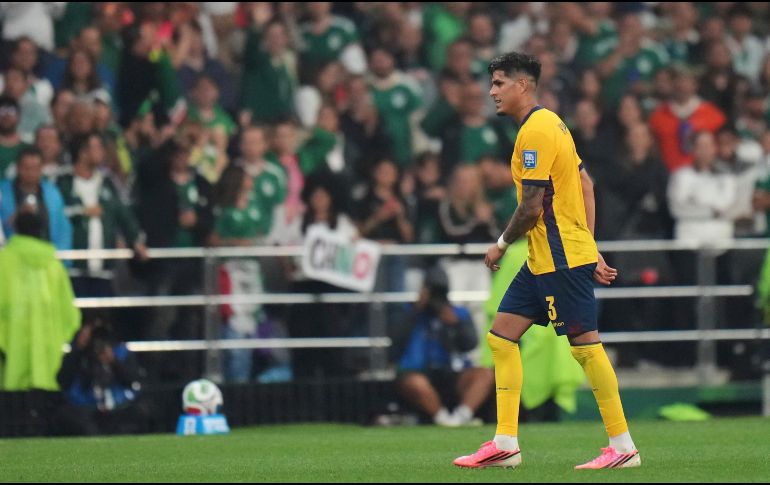 Cubrirse la boca durante una discusión ahora puede dejar a una selección con un jugador menos durante el partido. AP/E. Verdugo