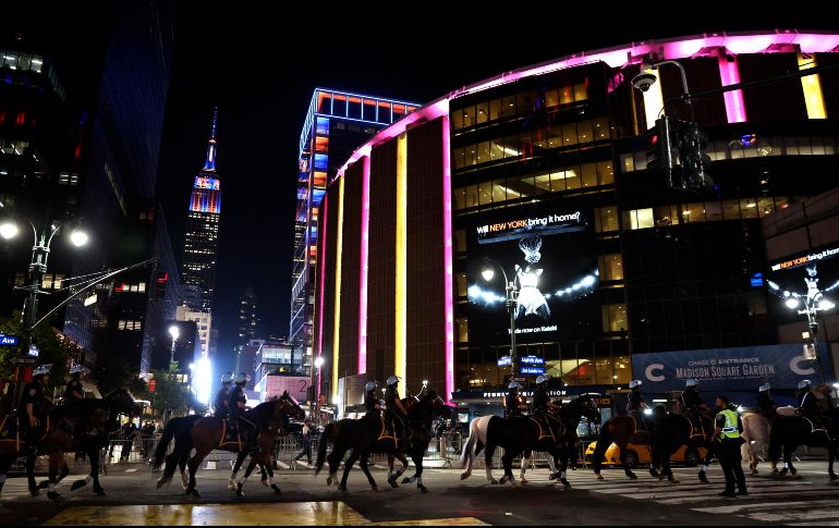 Policías a caballo de la ciudad de Nueva York patrullan la calle junto al Madison Square Garden. AP/H. Khalifa