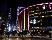 Policías a caballo de la ciudad de Nueva York patrullan la calle junto al Madison Square Garden. AP/H. Khalifa