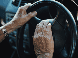 De acuerdo con la Ley General de Movilidad y Seguridad Vial, en México el derecho a conducir no depende de la edad del solicitante, sino de que demuestre contar con las condiciones físicas y mentales necesarias para hacerlo de manera segura. CANVA