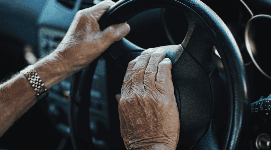 De acuerdo con la Ley General de Movilidad y Seguridad Vial, en México el derecho a conducir no depende de la edad del solicitante, sino de que demuestre contar con las condiciones físicas y mentales necesarias para hacerlo de manera segura. CANVA