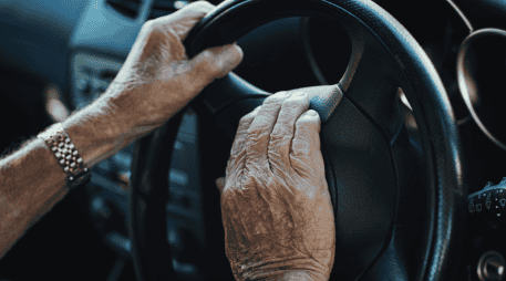 De acuerdo con la Ley General de Movilidad y Seguridad Vial, en México el derecho a conducir no depende de la edad del solicitante, sino de que demuestre contar con las condiciones físicas y mentales necesarias para hacerlo de manera segura. CANVA