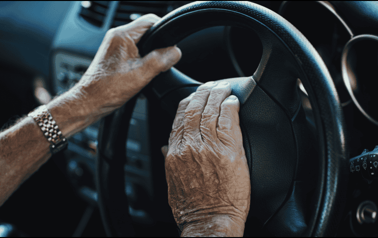 De acuerdo con la Ley General de Movilidad y Seguridad Vial, en México el derecho a conducir no depende de la edad del solicitante, sino de que demuestre contar con las condiciones físicas y mentales necesarias para hacerlo de manera segura. CANVA