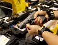 Las autoridades de California sostienen que la legislación no busca prohibir todas las pistolas sino impedir la venta de nuevos modelos cuyo diseño facilite su modificación ilegal. EFE / G. Cárdenas