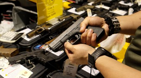 Las autoridades de California sostienen que la legislación no busca prohibir todas las pistolas sino impedir la venta de nuevos modelos cuyo diseño facilite su modificación ilegal. EFE / G. Cárdenas