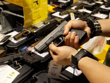 Las autoridades de California sostienen que la legislación no busca prohibir todas las pistolas sino impedir la venta de nuevos modelos cuyo diseño facilite su modificación ilegal. EFE / G. Cárdenas