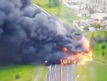 El fuego generó una densa columna de humo visible a varios kilómetros. ESPECIAL.