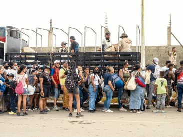 Damnificados tienen que hacer filas por horas para poder recibir raciones de alimento en las zonas más afectadas. AFP