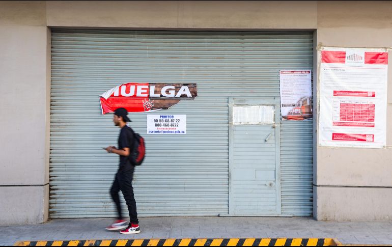 La vigilancia de las sucursales continúa, aunque el desgaste económico ha obligado a los trabajadores a modificar su dinámica cotidiana. EL INFORMADOR/A. Navarro