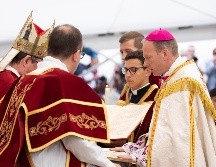 Momento de la consagración de obispos sin permiso papal realizada ayer por la FSSPX. X/FSSPXFR